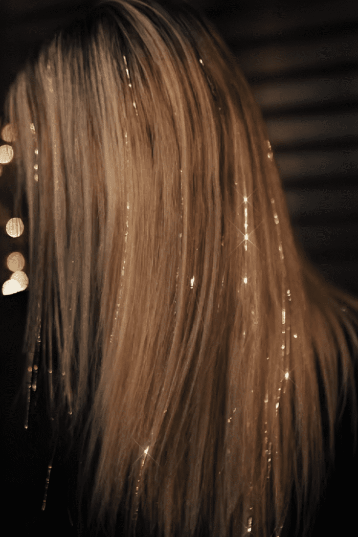 Glittery highlights in straight blonde hair