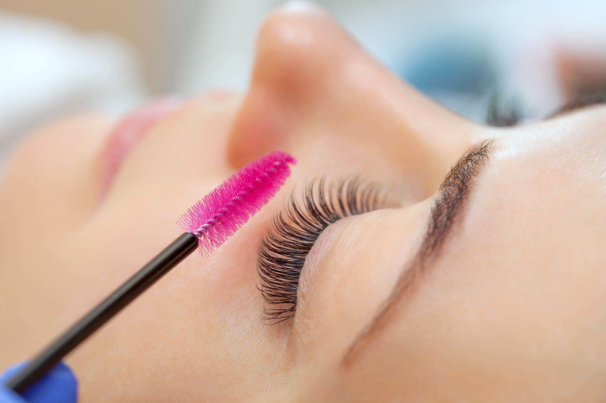 Applying mascara to eyelashes